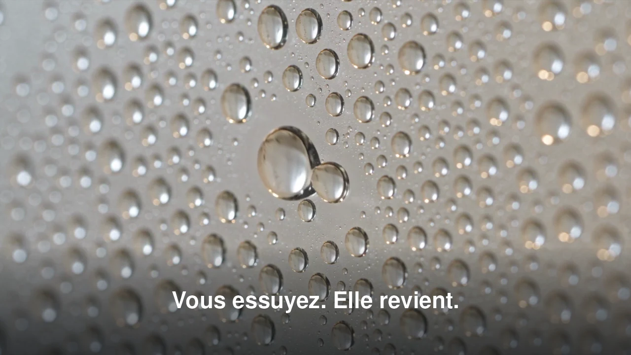 Gouttelettes de condensation sur une surface vitrée