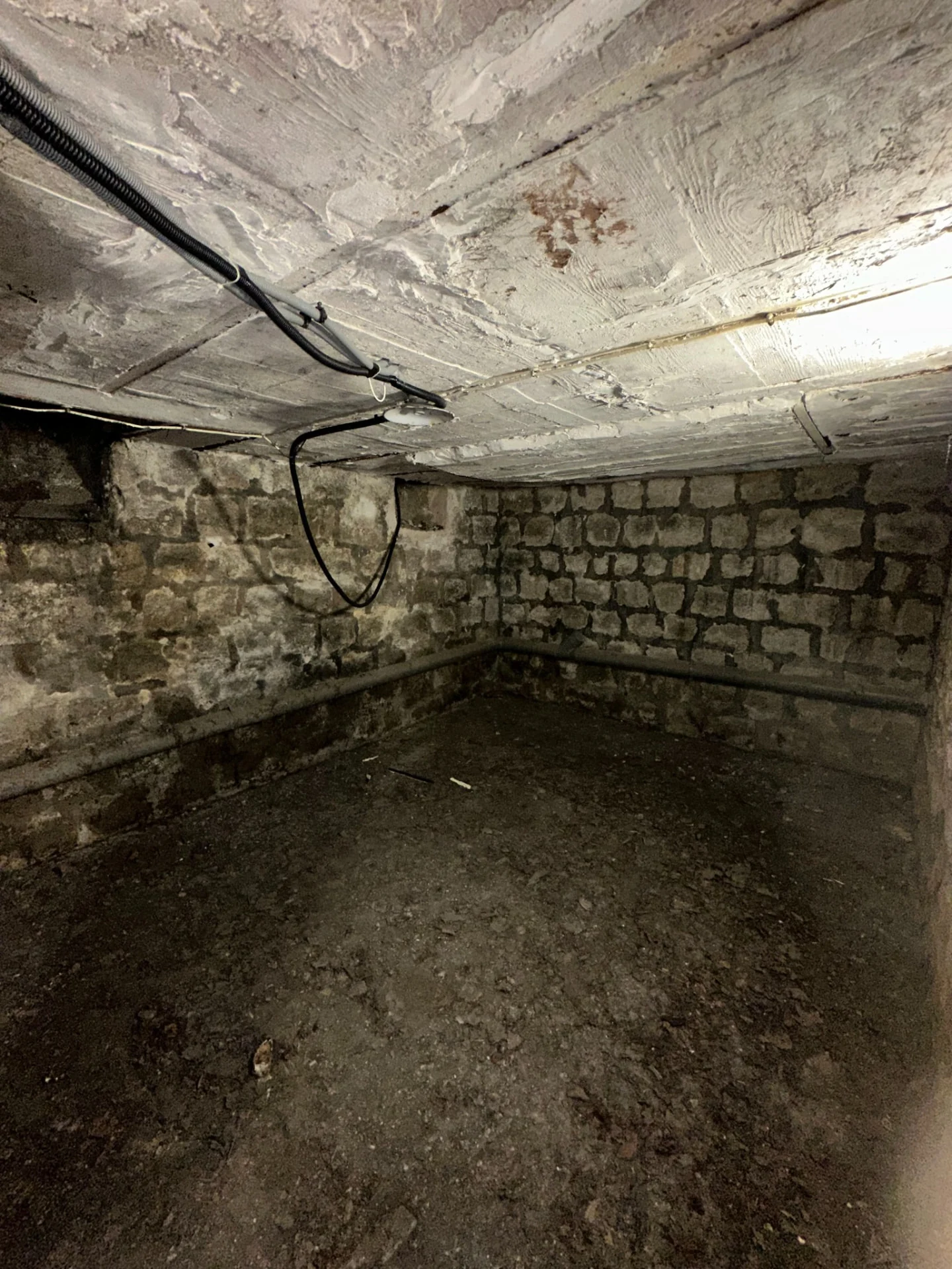 cave humide avec murs enterrés fortement dégradés