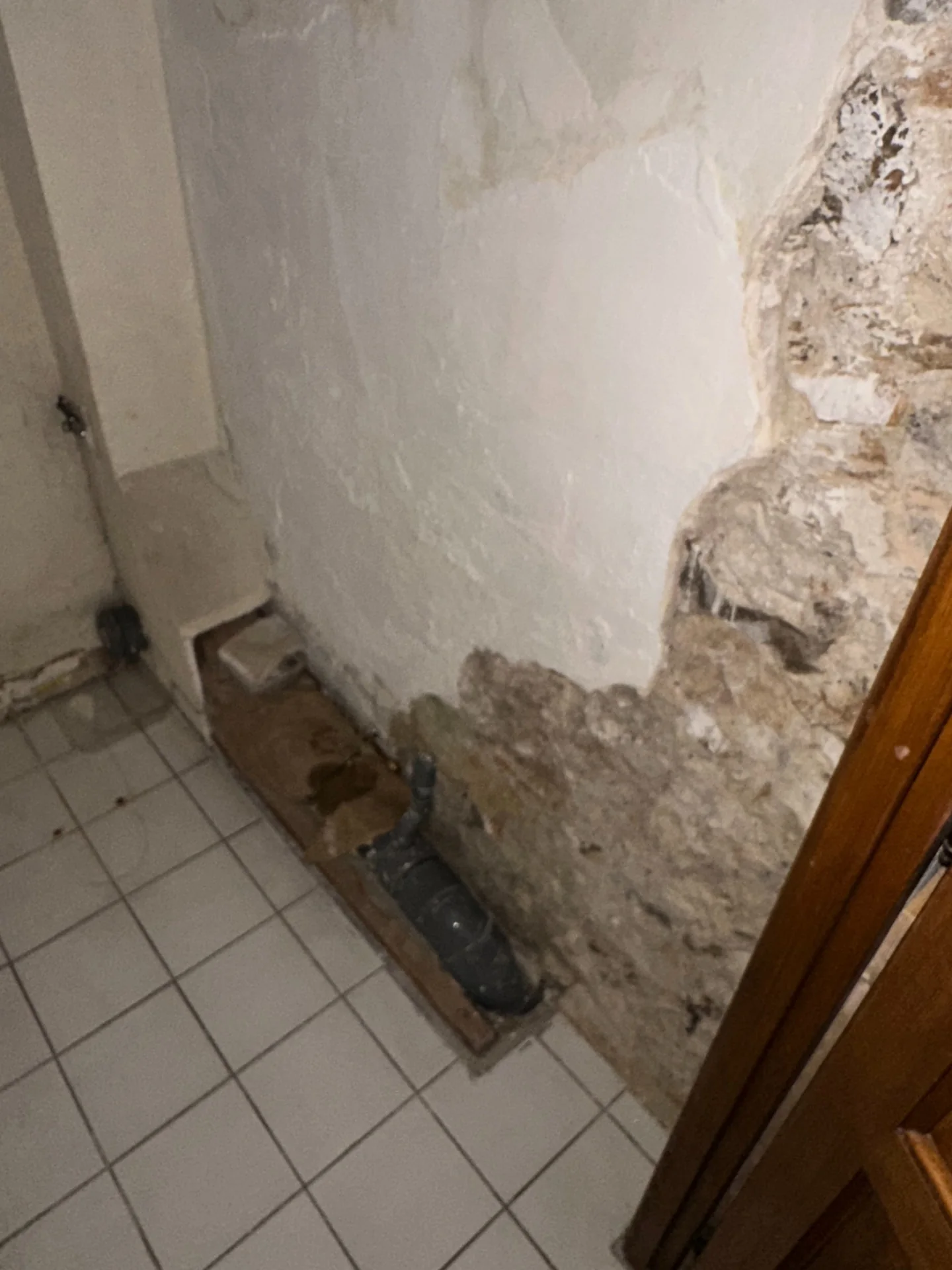mur humide avec enduit dégradé à Boulogne-Billancourt 92