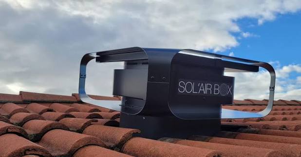 Ventilation solaire SOL'AIR BOX installée sur une toiture en tuiles