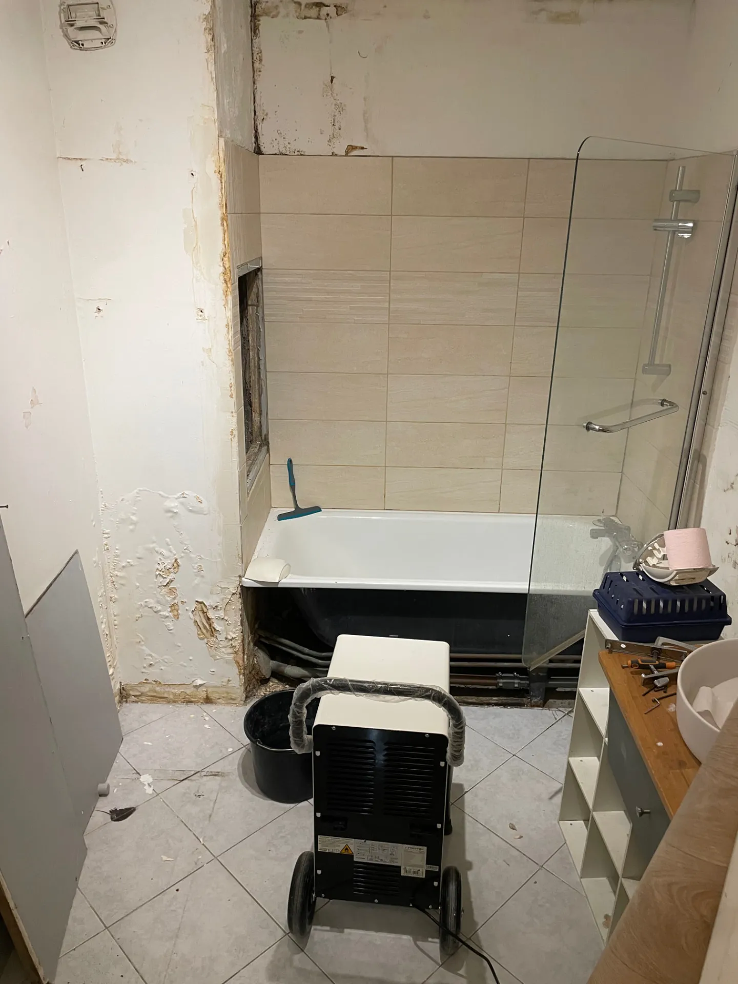 assèchement après dégât des eaux dans une salle de bains avec déshumidificateur professionnel