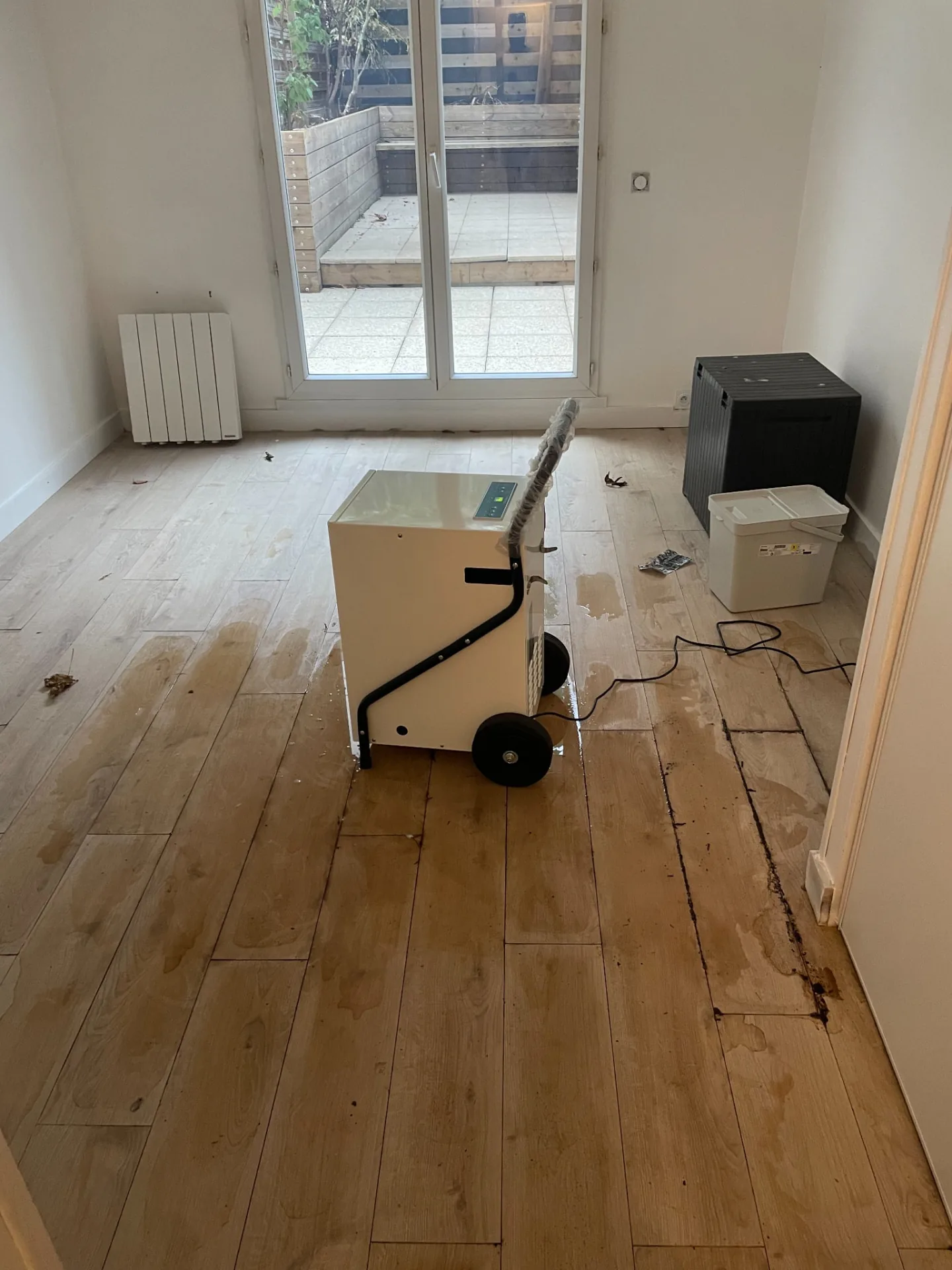 assèchement d’un plancher bois après dégât des eaux avec déshumidificateur